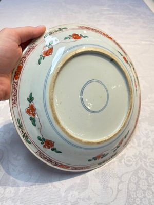 A pair of Chinese famille verte 'Ladies in a Garden' plates, Kangxi — foto 16