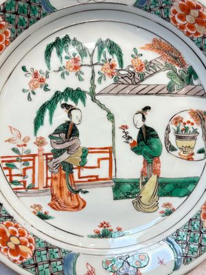 A pair of Chinese famille verte 'Ladies in a Garden' plates, Kangxi — foto 2