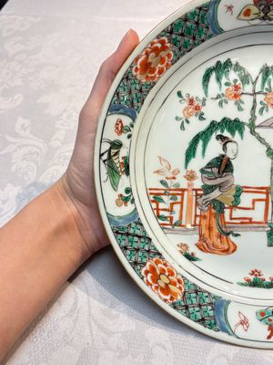 A pair of Chinese famille verte 'Ladies in a Garden' plates, Kangxi — foto 3
