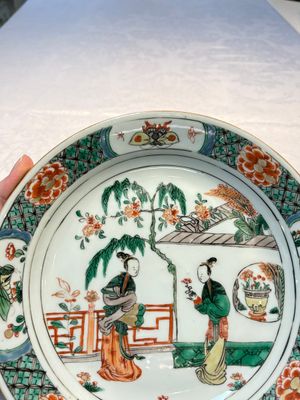 A pair of Chinese famille verte 'Ladies in a Garden' plates, Kangxi — foto 4