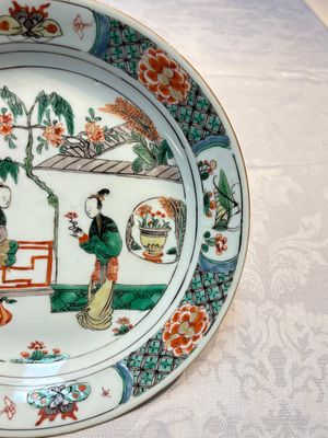 A pair of Chinese famille verte 'Ladies in a Garden' plates, Kangxi — foto 5
