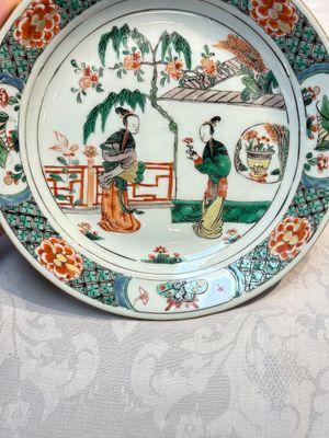 A pair of Chinese famille verte 'Ladies in a Garden' plates, Kangxi — foto 6