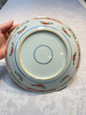 A pair of Chinese famille verte 'Ladies in a Garden' plates, Kangxi — foto 7