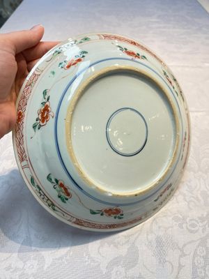 A pair of Chinese famille verte 'Ladies in a Garden' plates, Kangxi — foto 8