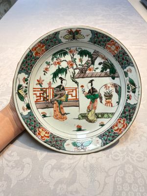 A pair of Chinese famille verte 'Ladies in a Garden' plates, Kangxi — foto 9