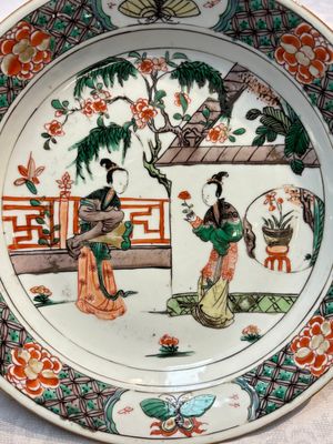A pair of Chinese famille verte 'Ladies in a Garden' plates, Kangxi — foto 10
