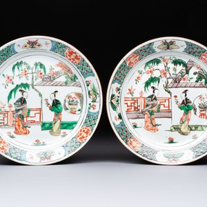 A pair of Chinese famille verte 'Ladies in a Garden' plates, Kangxi — foto 1