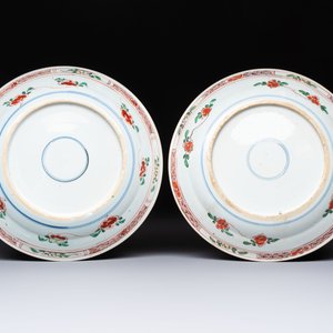 A pair of Chinese famille verte 'Ladies in a Garden' plates, Kangxi — foto 2