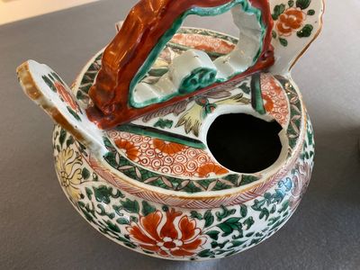 A pair of Chinese famille verte lime pots and covers, Kangxi — photo 13