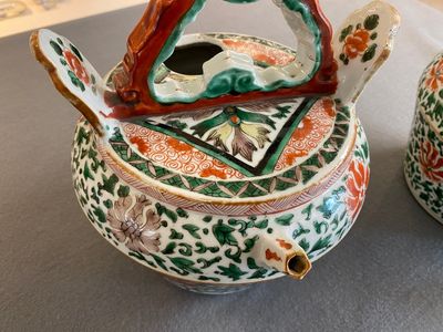 A pair of Chinese famille verte lime pots and covers, Kangxi — photo 14
