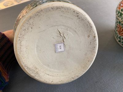A pair of Chinese famille verte lime pots and covers, Kangxi — photo 16