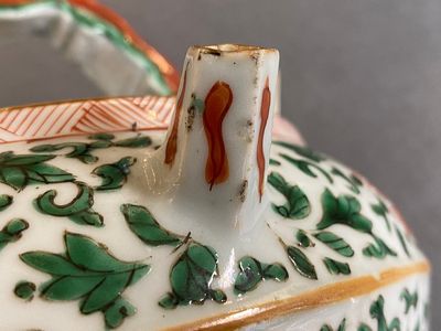 A pair of Chinese famille verte lime pots and covers, Kangxi — photo 21