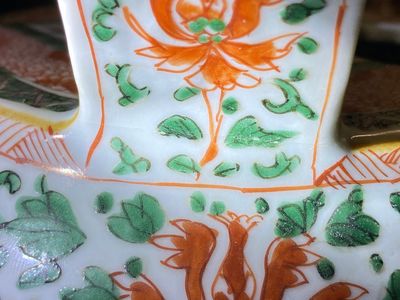 A pair of Chinese famille verte lime pots and covers, Kangxi — photo 23