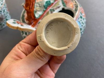 A pair of Chinese famille verte lime pots and covers, Kangxi — photo 5