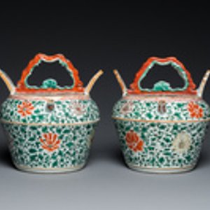 A pair of Chinese famille verte lime pots and covers, Kangxi — photo 2
