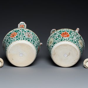 A pair of Chinese famille verte lime pots and covers, Kangxi — photo 7