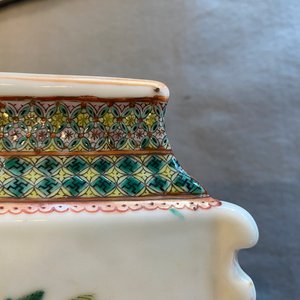 A pair of Chinese famille verte lozenge-shaped vases, 19th C. — photo 19