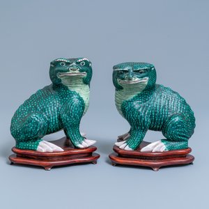A pair of Chinese famille verte models of toads on wooden stands, 19th C. — photo 1