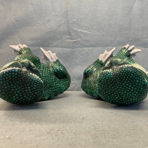 A pair of Chinese famille verte models of toads on wooden stands, 19th C. — photo 20