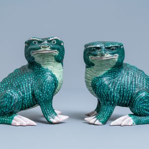 A pair of Chinese famille verte models of toads on wooden stands, 19th C. — photo 2