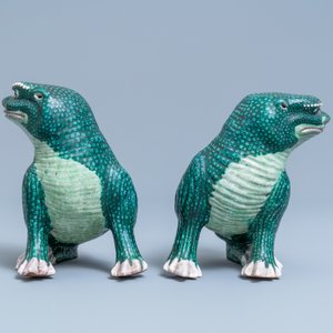 A pair of Chinese famille verte models of toads on wooden stands, 19th C. — photo 3