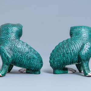 A pair of Chinese famille verte models of toads on wooden stands, 19th C. — photo 4
