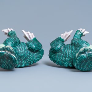 A pair of Chinese famille verte models of toads on wooden stands, 19th C. — photo 6