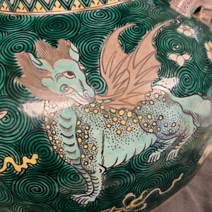 A pair of Chinese famille verte 'mythical animals' vases and covers, 19th C. — photo 12
