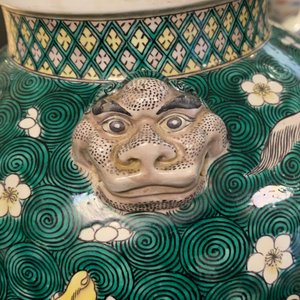 A pair of Chinese famille verte 'mythical animals' vases and covers, 19th C. — photo 17