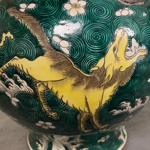 A pair of Chinese famille verte 'mythical animals' vases and covers, 19th C. — photo 20