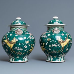A pair of Chinese famille verte 'mythical animals' vases and covers, 19th C. — photo 2