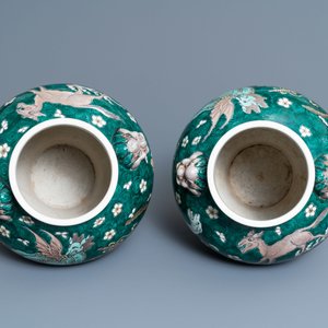 A pair of Chinese famille verte 'mythical animals' vases and covers, 19th C. — photo 5