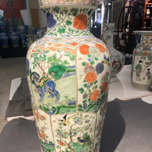 A pair of Chinese famille verte 'mythical animals' vases, Kangxi — 照片 42
