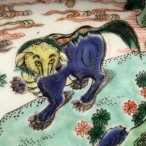 A pair of Chinese famille verte 'mythical beasts' chargers, Kangxi — 照片 8
