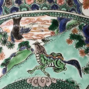 A pair of Chinese famille verte 'mythical beasts' chargers, Kangxi — 照片 10
