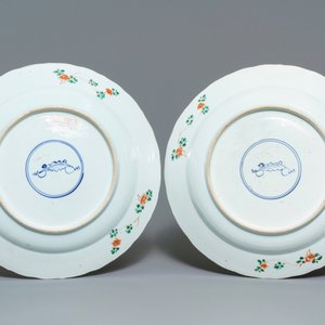 A pair of Chinese famille verte 'mythical beasts' chargers, Kangxi — 照片 2