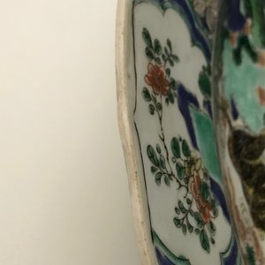 A pair of Chinese famille verte 'mythical beasts' chargers, Kangxi — 照片 4
