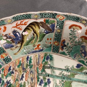 A pair of Chinese famille verte 'mythical beasts' dishes, seal marks, Kangxi — 照片 11