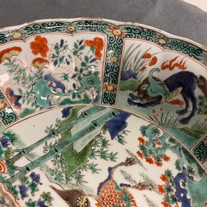 A pair of Chinese famille verte 'mythical beasts' dishes, seal marks, Kangxi — 照片 12