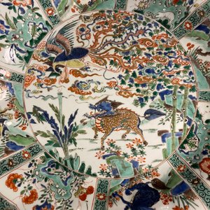 A pair of Chinese famille verte 'mythical beasts' dishes, seal marks, Kangxi — 照片 17