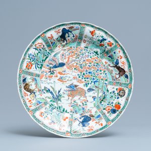A pair of Chinese famille verte 'mythical beasts' dishes, seal marks, Kangxi — 照片 2