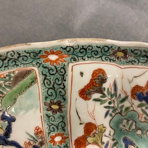 A pair of Chinese famille verte 'mythical beasts' dishes, seal marks, Kangxi — 照片 23