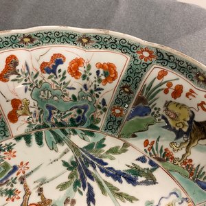 A pair of Chinese famille verte 'mythical beasts' dishes, seal marks, Kangxi — 照片 24