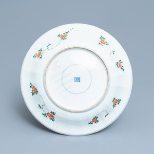 A pair of Chinese famille verte 'mythical beasts' dishes, seal marks, Kangxi — 照片 4
