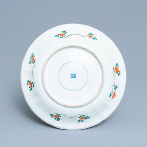 A pair of Chinese famille verte 'mythical beasts' dishes, seal marks, Kangxi — 照片 5