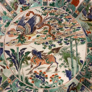 A pair of Chinese famille verte 'mythical beasts' dishes, seal marks, Kangxi — 照片 8