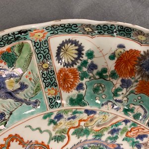 A pair of Chinese famille verte 'mythical beasts' dishes, seal marks, Kangxi — 照片 9