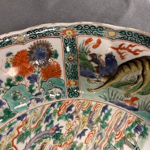 A pair of Chinese famille verte 'mythical beasts' dishes, seal marks, Kangxi — 照片 10