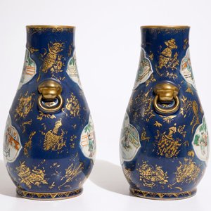 A pair of Chinese famille verte on powder blue and gilt ground vases, 19th C. — photo 4