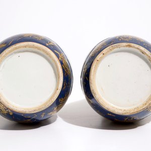 A pair of Chinese famille verte on powder blue and gilt ground vases, 19th C. — photo 5